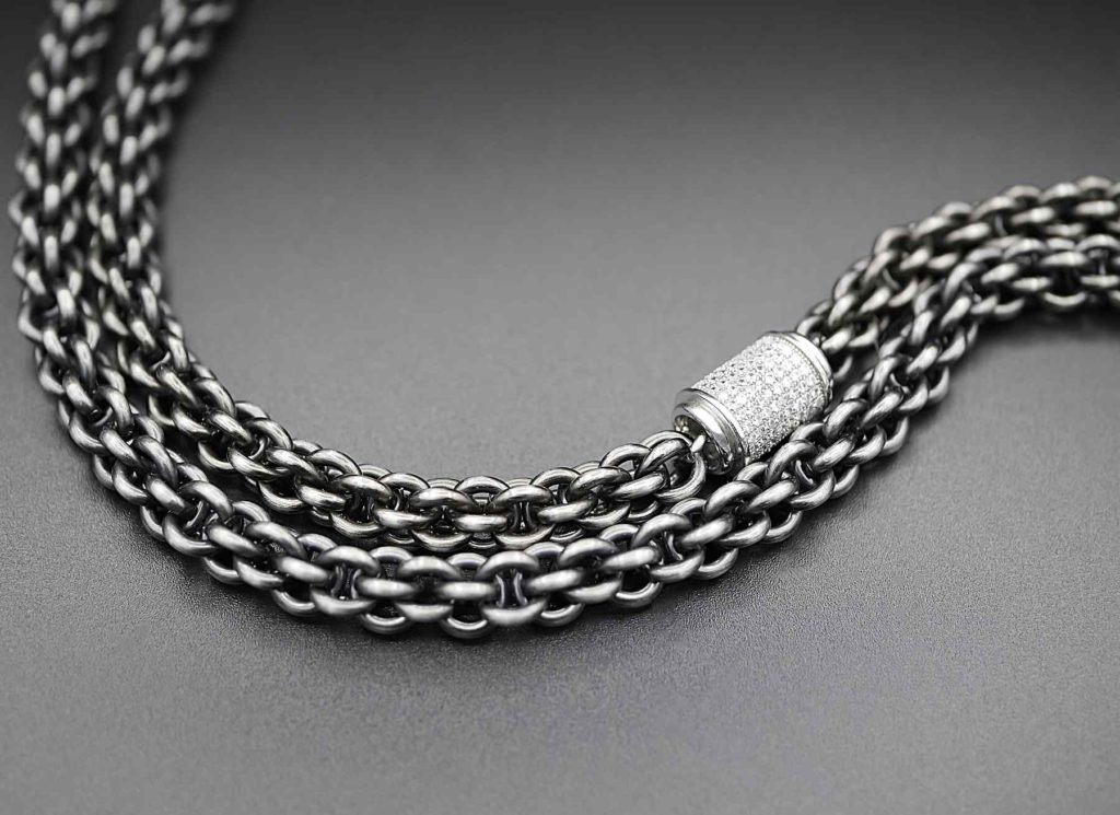Halskette in Stahl, geschwärzt und Stahlschliesse mit Zirkonia